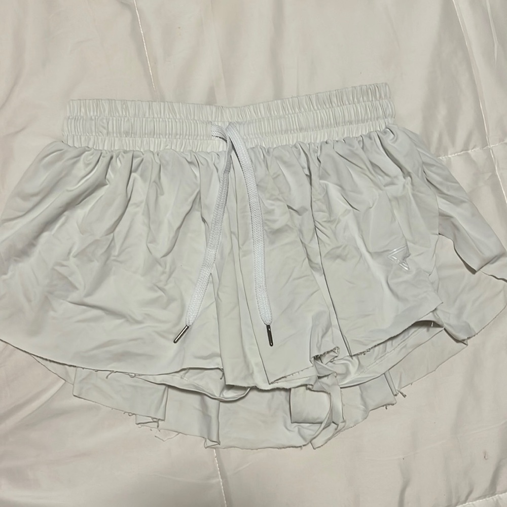 TIKTOK SHORTS WHITE